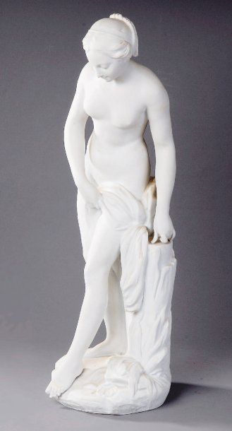 null Statuette en biscuit représentant une baigneuse, signée Falconet. Elle porte...