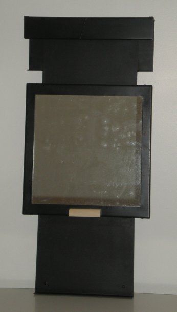 Pierre CHAREAU Miroir mobile, armature en métal laqué noir et système lumineux. Gazette Drouot