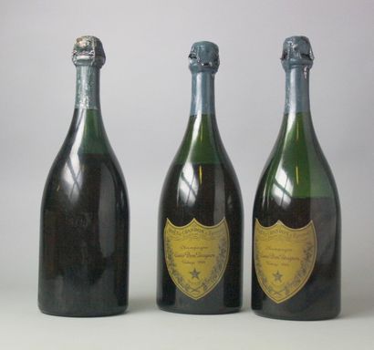 null 3 bouteilles Champagne Dom Pérignon 1964 Niveaux : une à 5 cm, une à 5,5 cm...