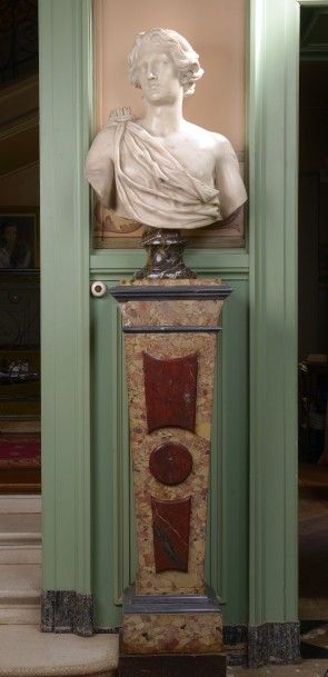 null BUSTE en marbre blanc veiné représentant un jeune Apollon portant un carquois.

XIXème...