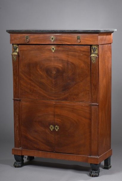 null COMMODE A PORTES ET SECRETAIRE en acajou et placage d'acajou veiné. Montants...