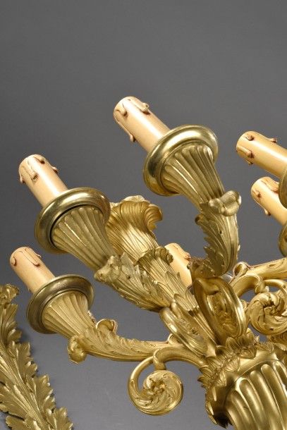 null PAIRE D'APPLIQUES en bronze doré et ciselé à six bras de lumière en cornes d'abondance...