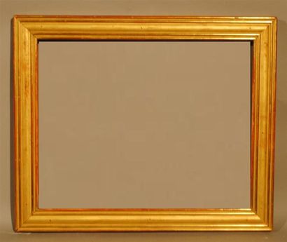 null *Baguette en bois mouluré, dorée.

Epoque XIXe siècle

37,9 x 48,1 cm - Profil...