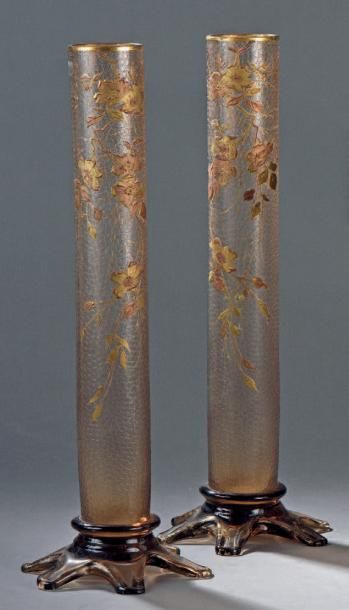 null PAIRE DE VASES de forme tubulaire en verre et cristal de Bohème teinté et partiellement...