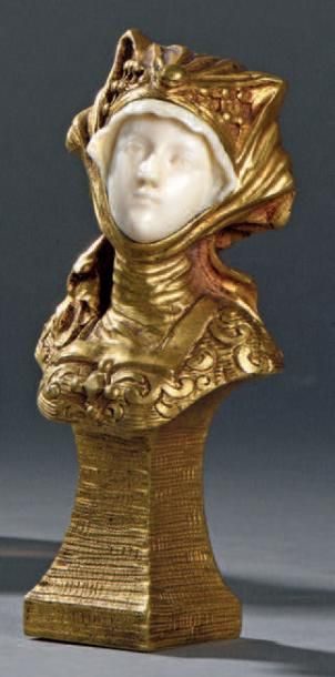 null CACHET en bronze doré représentant une femme dans le goût médiéval sur un socle...
