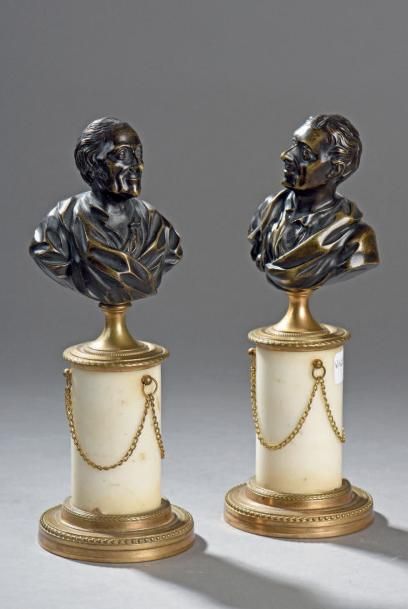 null DEUX BUSTES FORMANT PENDANTS en bronze patiné représentant Voltaire et Montesquieu....