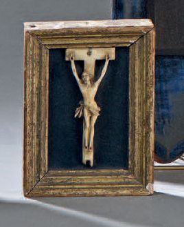 null CRUCIFIX représentant un Christ janséniste habillé du perizonium en os.
XVIIe...