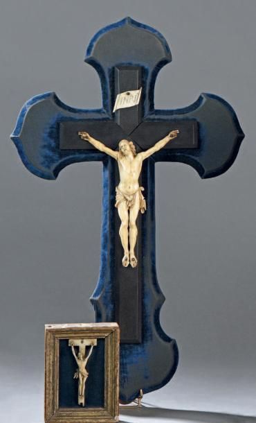 null CRUCIFIX représentant le Christ habillé d'un perizonium.
XVIIe siècle.
(Petits...