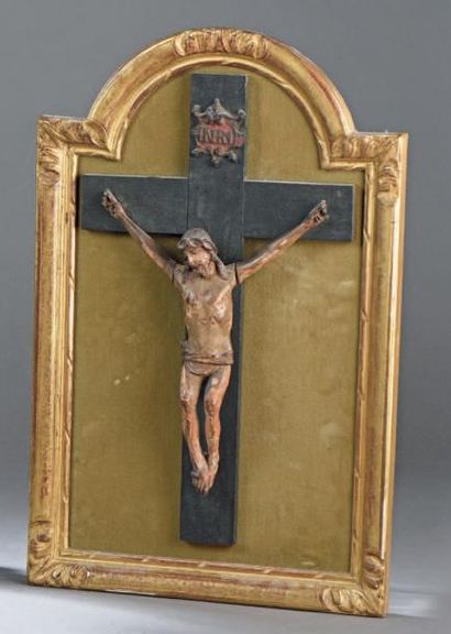 null CHRIST en bois polychrome sur une croix en bois noirci. Dans un cadre cintré...