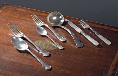 null MÉNAGÈRE en métal argenté comprenant douze couteaux et onze fourchettes de table,...