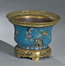 null CACHE-POT en émaux cloisonnés sur cuivre à décor polychrome de fleurs, rochers...