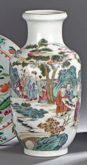 null VASE en porcelaine de forme cylindrique à décor polychrome de personnages dans...