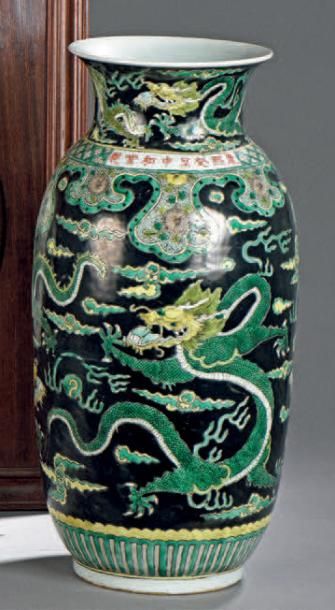 null GRAND VASE cylindrique en porcelaine de la «Famille noire» à décor de dragons...