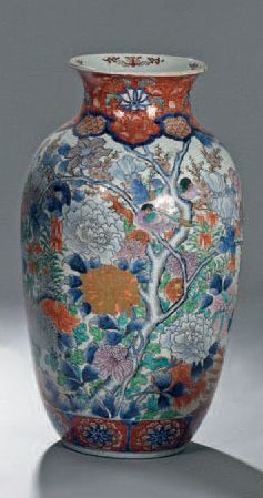 null Grand vase en porcelaine polychrome à décor de fleurs et oiseaux branchés. Fours...