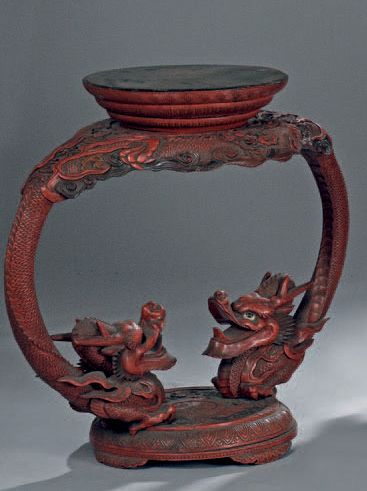 null IMPORTANTE TABLE en laque rouge formée par deux dragons affrontés sculptés en...