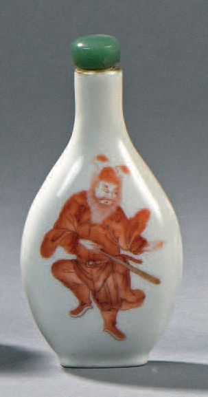 null TABATIÈRE piriforme en porcelaine blanche émaillée en rouge de fer de Zhong...
