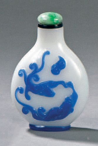 null TABATIÈRE en verre overlay bleu sur fond blanc opaque sculptée de deux «chilong»...