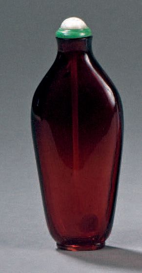 null TABATIÈRE de haute forme allongée en verre rouge rubis translucide.
Chine, 1750-1850.
H.:...