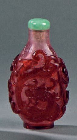 null TABATIÈRE en verre overlay rouge sur fond rose, sculptée d'un très beau «chilong»...