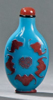 null TABATIÈRE en verre overlay rouge cinabre sur un fond bleu turquoise, sculptée...