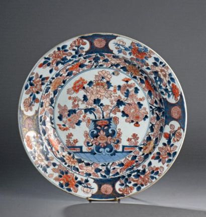 null GRAND PLAT en porcelaine à décor Imari bleu, rouge et or d'un vase fleuri au...