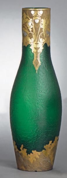 MONTJOYE - LEGRAS & Cie Grand vase en verre givré et teinté vert émeraude à décor...