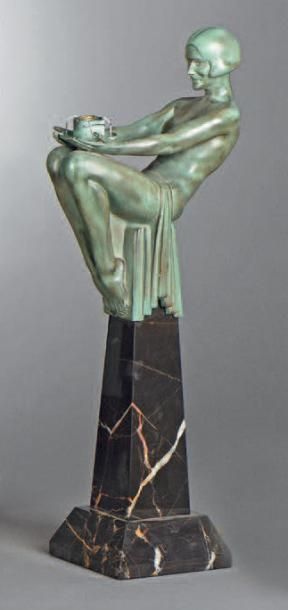 MAX LE VERRIER (1891-1973) Enigme.
Lampe en fonte d'art à patine verte nuancée. Sur...