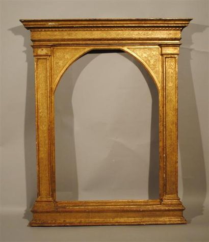 null Cadre dit à «Tabernacle» en bois sculpté, doré à décor bouterollé représentant...