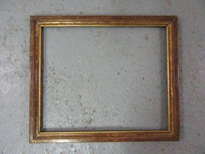 null Baguette en bois mouluré doré.
Époque XVIIIe (restaurations).
54 x 45 cm - Profil:...