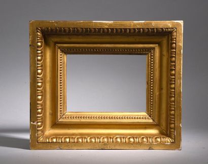 null Cadre en bois sculpté doré dit «à gorge» à décor de rais de perles et frise...