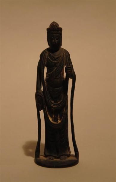 null Petite sculpture en bois représentant la déesse Kannon.
Japon
H : 13,5 cm
