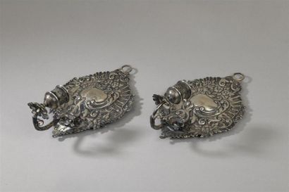 null Paire de bougeoirs d'applique en argent 2sd titre 800, ciselés de rocailles,...