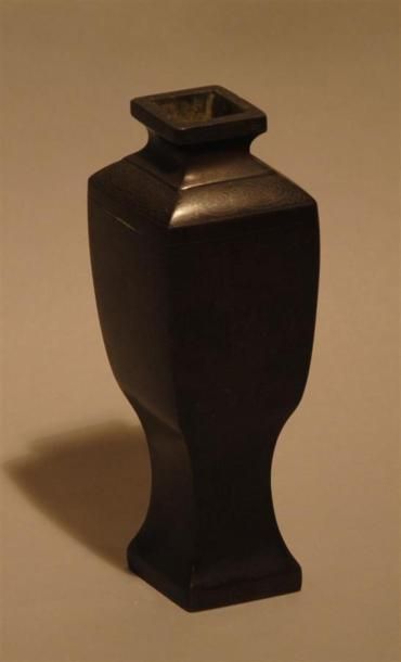 Vase en bronze quadrangulaire à décor incrusté...