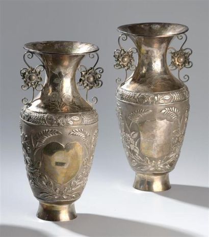 Paire de vases en argent décorés et ciselés...