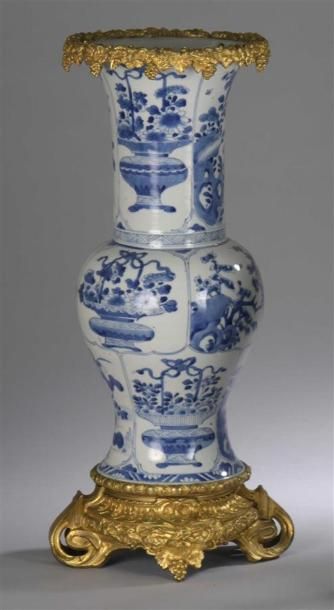 Vase cornet « yen-yen » en porcelaine bleu...