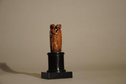 null Pommeau de canne (?) en bois représentant de pieux personnages dont saint Jean-Baptiste?...