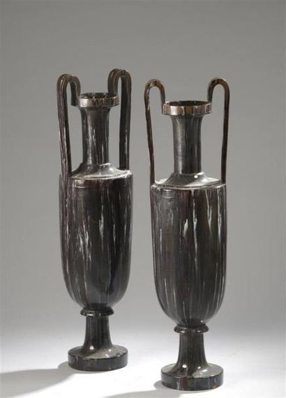 Paire de vases décoratifs en formed'amphores...