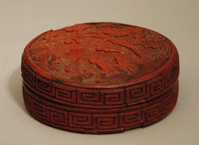 null Boîte ronde en laque de Pékin à décor sculpté d'un lettré et son assistant sous...
