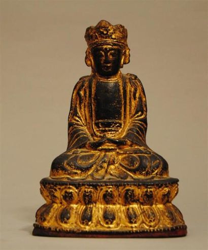 Bouddha en bronze laqué or assis sur un socle...