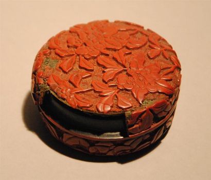null Petite boîte ronde en laque cinabre à décor sculpté en léger relief de pivoines.
Chine...