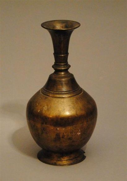 null Deux vases en bronze dont l'un à décor de godrons.
Népal XIXe siècle 
Dim: 22...