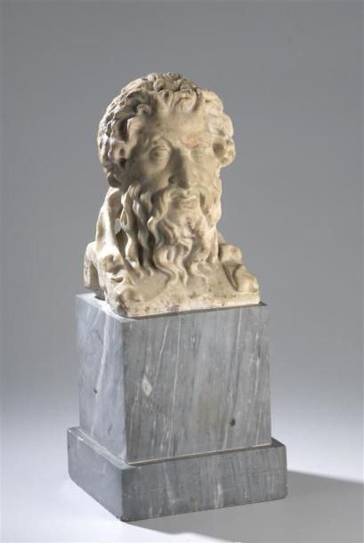null Sommet de pilier hermaïque représentant un buste de satyre barbu.
La coiffure...