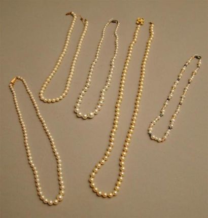 Lot de 4 colliers de perles de culture, un...