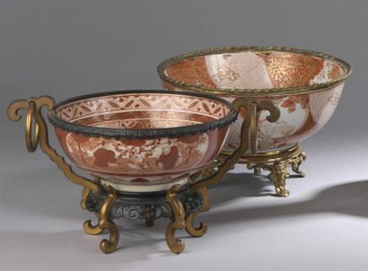 null Deux bols en porcelaine décorés en émaux rouge de fer et or de personnages fleurs...