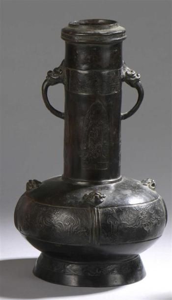 Vase pansu en bronze à long col muni de deux...