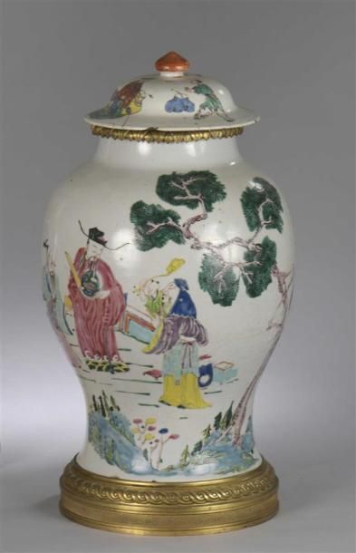 Vase couvert de forme balustre en porcelaine...