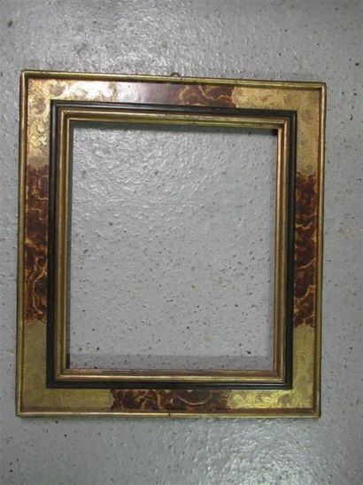 null Cadre en bois mouluré, doré et peint faux marbre dit "à cassetta" à profil inversé...