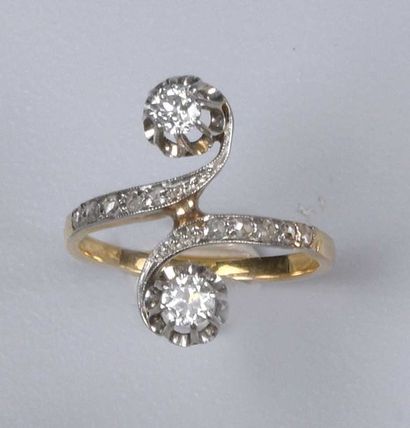 null BAGUE «TOI ET MOI», en or deux tons 18K 750‰, sertie de deux diamants de taille...