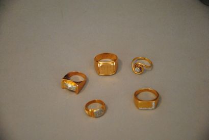 null Lot de CINQ BAGUES en or jaune 18K 750‰, dont certaines serties de diamants...