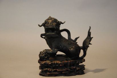 null STATUETTE en bronze de patine brune, représentant un lion bouddhique. Repose...
